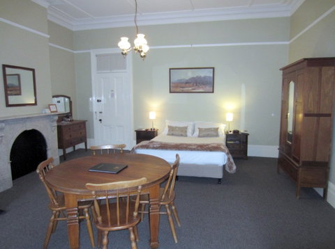 Moore Park Inn - Tourism Caloundra 1