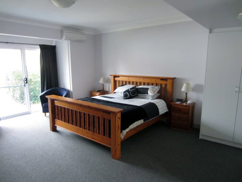 Moore Park Inn - Tourism Caloundra 2