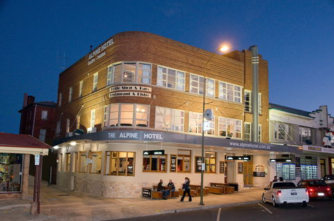 Alpine Hotel - Tourism Caloundra 0