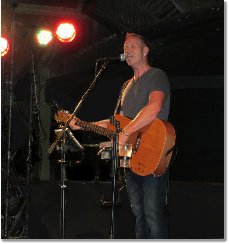 Jon J Bradley Entertainer - Tourism Caloundra 0