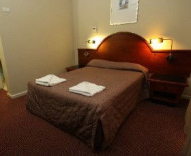 Berkeley Hotel - Tourism Caloundra 0