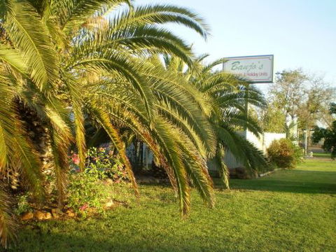 Banjo's Overnight & Holiday Units - Tourism Caloundra 0