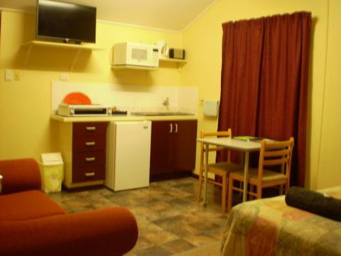 Banjo's Overnight & Holiday Units - Tourism Caloundra 3