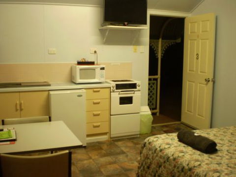 Banjo's Overnight & Holiday Units - Tourism Caloundra 5