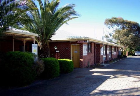 Roundhouse Motel - Tourism Caloundra 5