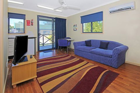  Palms Motel - Tourism Caloundra 0