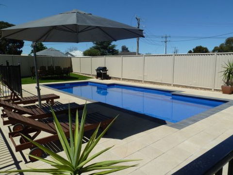 Ploughmans Motor Inn - Tourism Caloundra 5