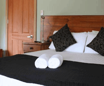 Tullah Lakeside Chalets - Tourism Caloundra 0