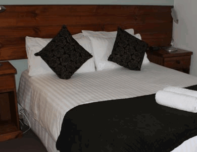 Tullah Lakeside Chalets - Tourism Caloundra 1