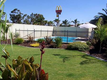 Renmark Motor Inn - Tourism Caloundra 3