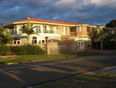 Lake Haven Motor Inn - Tourism Caloundra 0