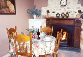 Burdett's Waratah Cottage - Tourism Caloundra 0