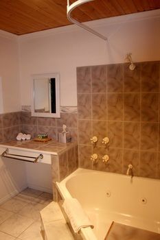 Hill 'N' Dale Farm Cottages - Tourism Caloundra 20