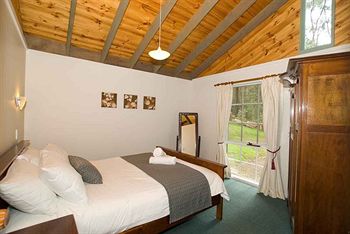 Hill 'N' Dale Farm Cottages - Tourism Caloundra 0