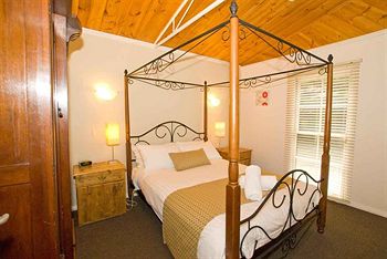 Hill 'N' Dale Farm Cottages - Tourism Caloundra 4