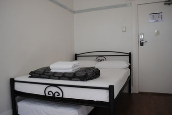 Highfield Hotel - Tourism Caloundra 1