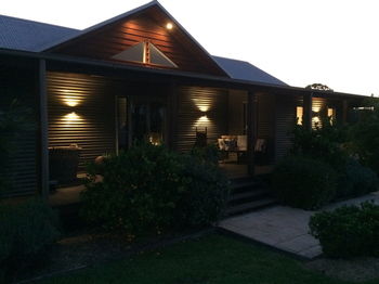 Lilies Luxury Retreats - Tourism Caloundra 26