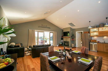 Lilies Luxury Retreats - Tourism Caloundra 32