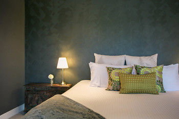 Lilies Luxury Retreats - Tourism Caloundra 36