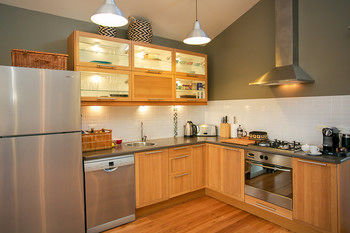 Lilies Luxury Retreats - Tourism Caloundra 38