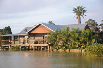 Lilies Luxury Retreats - Tourism Caloundra 39