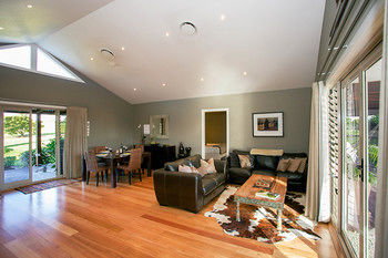Lilies Luxury Retreats - Tourism Caloundra 41