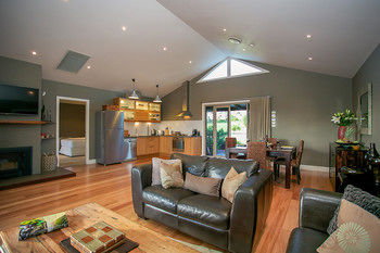 Lilies Luxury Retreats - Tourism Caloundra 43