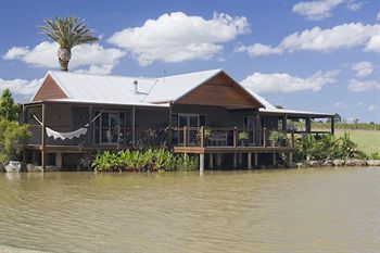 Lilies Luxury Retreats - Tourism Caloundra 15
