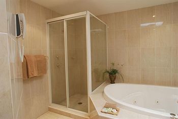 The Hermitage Motel - Tourism Caloundra 1