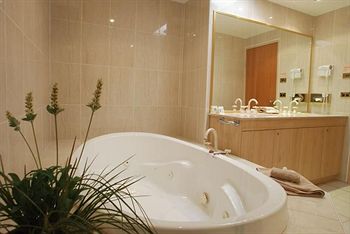 The Hermitage Motel - Tourism Caloundra 4