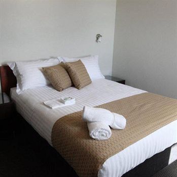 The Huskisson - Tourism Caloundra 6