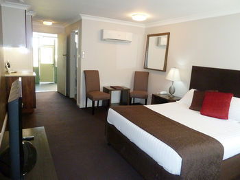 McNevin's Tamworth Motel - Tourism Caloundra 3
