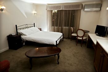 Elizabethan Lodge - Tourism Caloundra 7