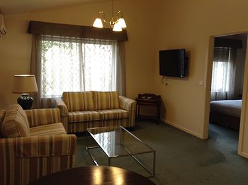 Elizabethan Lodge - Tourism Caloundra 8