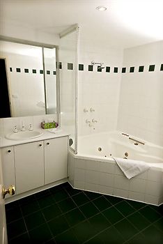 Elizabethan Lodge - Tourism Caloundra 10