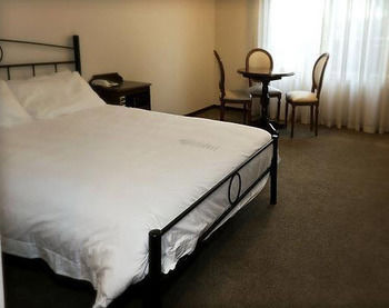 Elizabethan Lodge - Tourism Caloundra 16