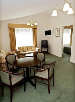 Elizabethan Lodge - Tourism Caloundra 18