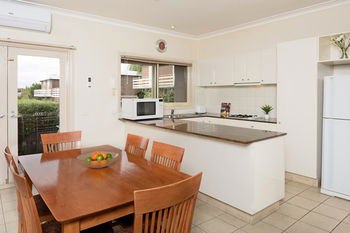 Apartments @ Kew Walpole Gardens - Kew Serviced Townhouses - Tourism Caloundra 9