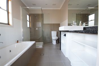 The Edgewater Bed & Breakfast - Tourism Caloundra 2