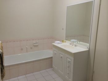Australian Home Away Ringwood @ Bardia - Tourism Caloundra 1