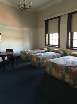 Strathfield Hotel - Tourism Caloundra 32