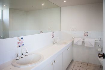 Elouera Tower Beachfront Apartments - Tourism Caloundra 2