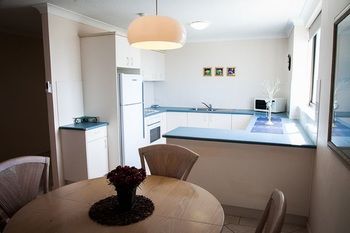 Elouera Tower Beachfront Apartments - Tourism Caloundra 23