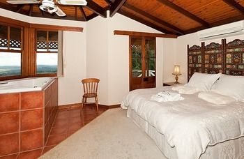 Treetops Accommodation Montville - Tourism Caloundra 23