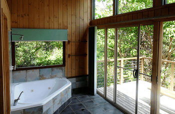 Treetops Accommodation Montville - Tourism Caloundra 36