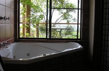 Treetops Accommodation Montville - Tourism Caloundra 38