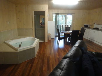 Treetops Accommodation Montville - Tourism Caloundra 43