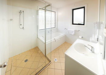 Charlestown Terrace - Tourism Caloundra 0