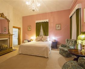 Racecourse Inn - The - Tourism Caloundra 3