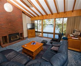 Waterside Accommodation - Derwent Retreat - Tourism Caloundra 1